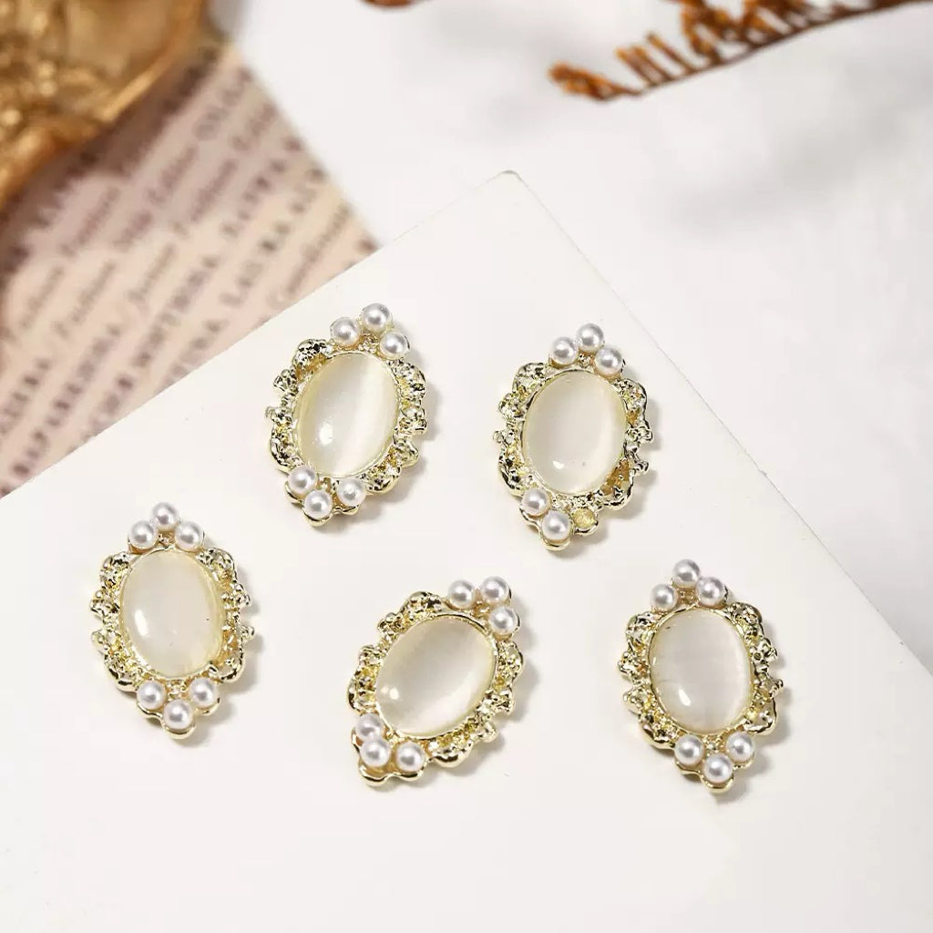 Cat’s Eye Nail Charms – 12-Piece Set of Retro Alloy Charms with Shimmering Cat’s Eye Stones