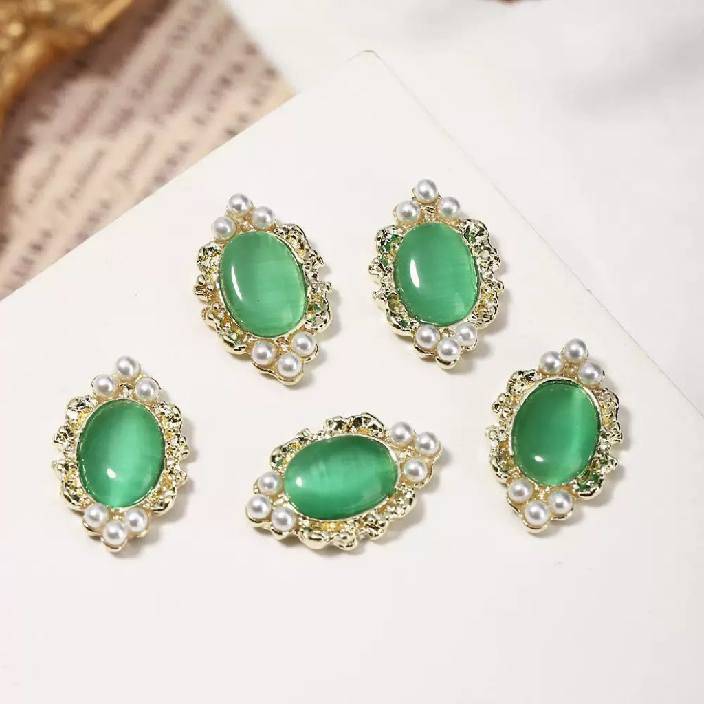 Cat’s Eye Nail Charms – 12-Piece Set of Retro Alloy Charms with Shimmering Cat’s Eye Stones